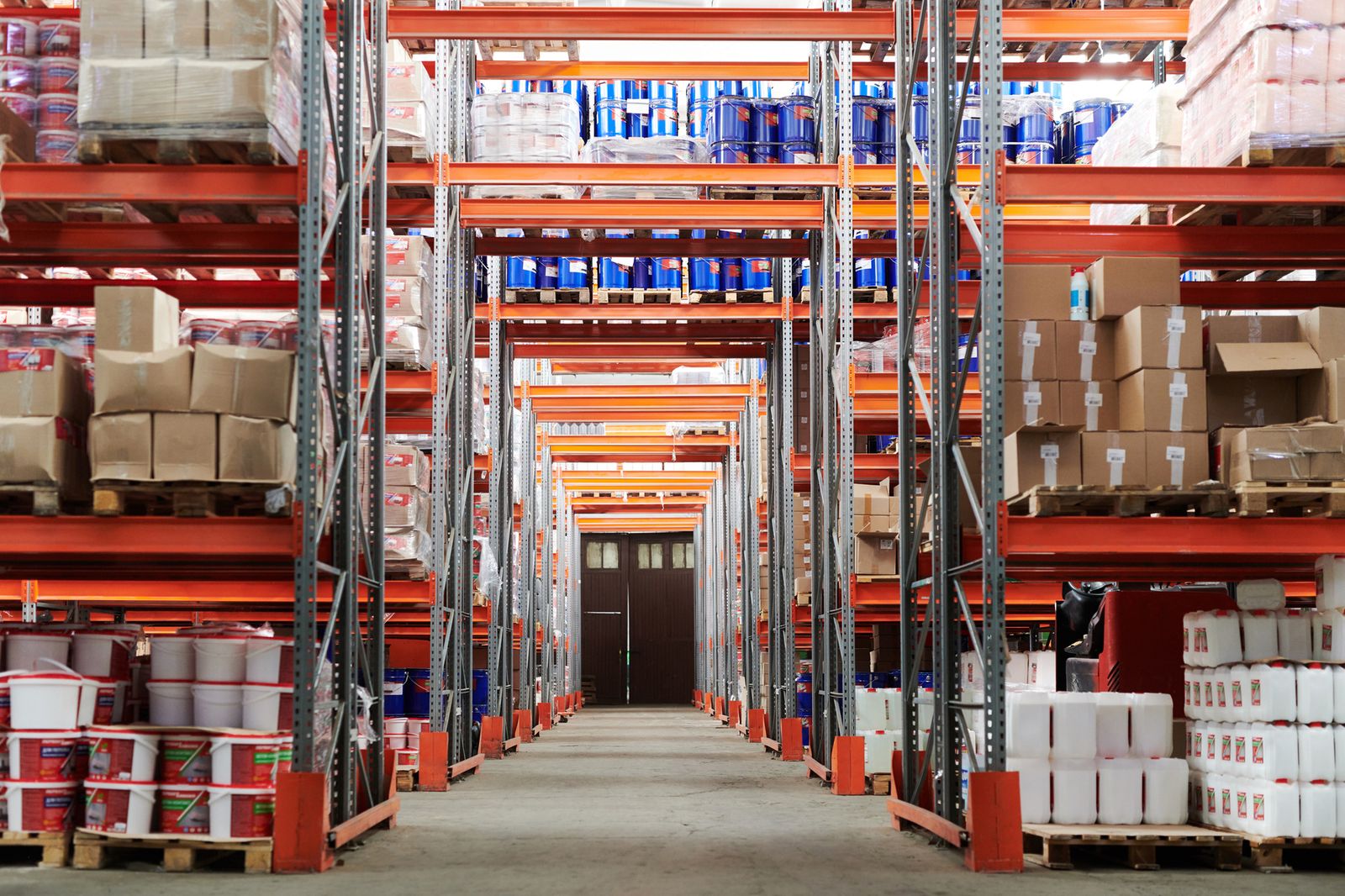 Pasillo de racks industriales de GOGA con tarimas de producto organizado